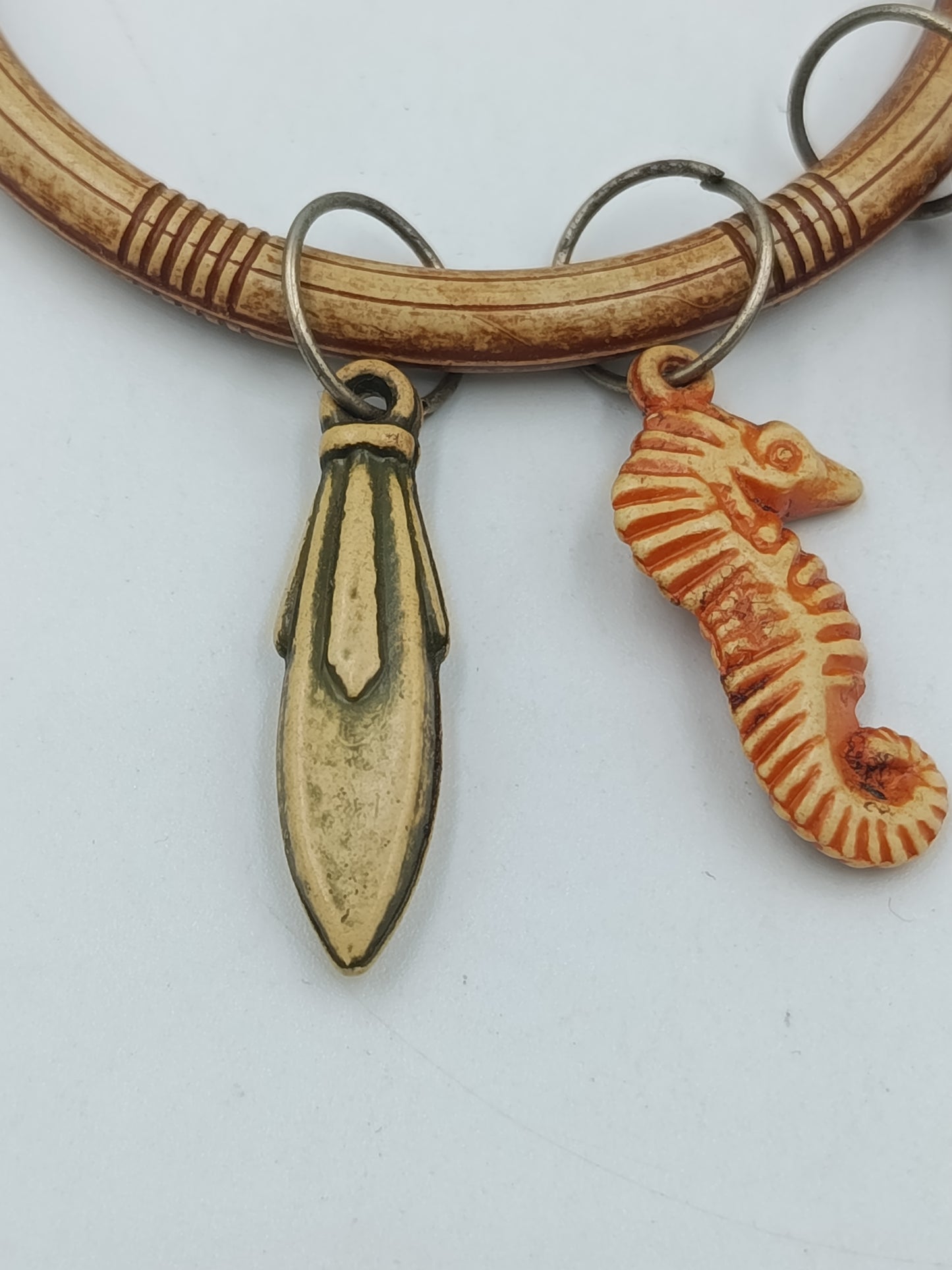 Vintage Armreif mit Anhängern Seepferdchen Blatt – Boho Sommer Schmuck