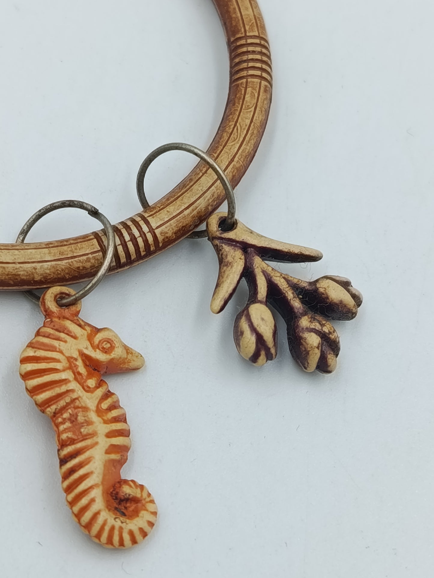 Vintage Armreif mit Anhängern Seepferdchen Blatt – Boho Sommer Schmuck