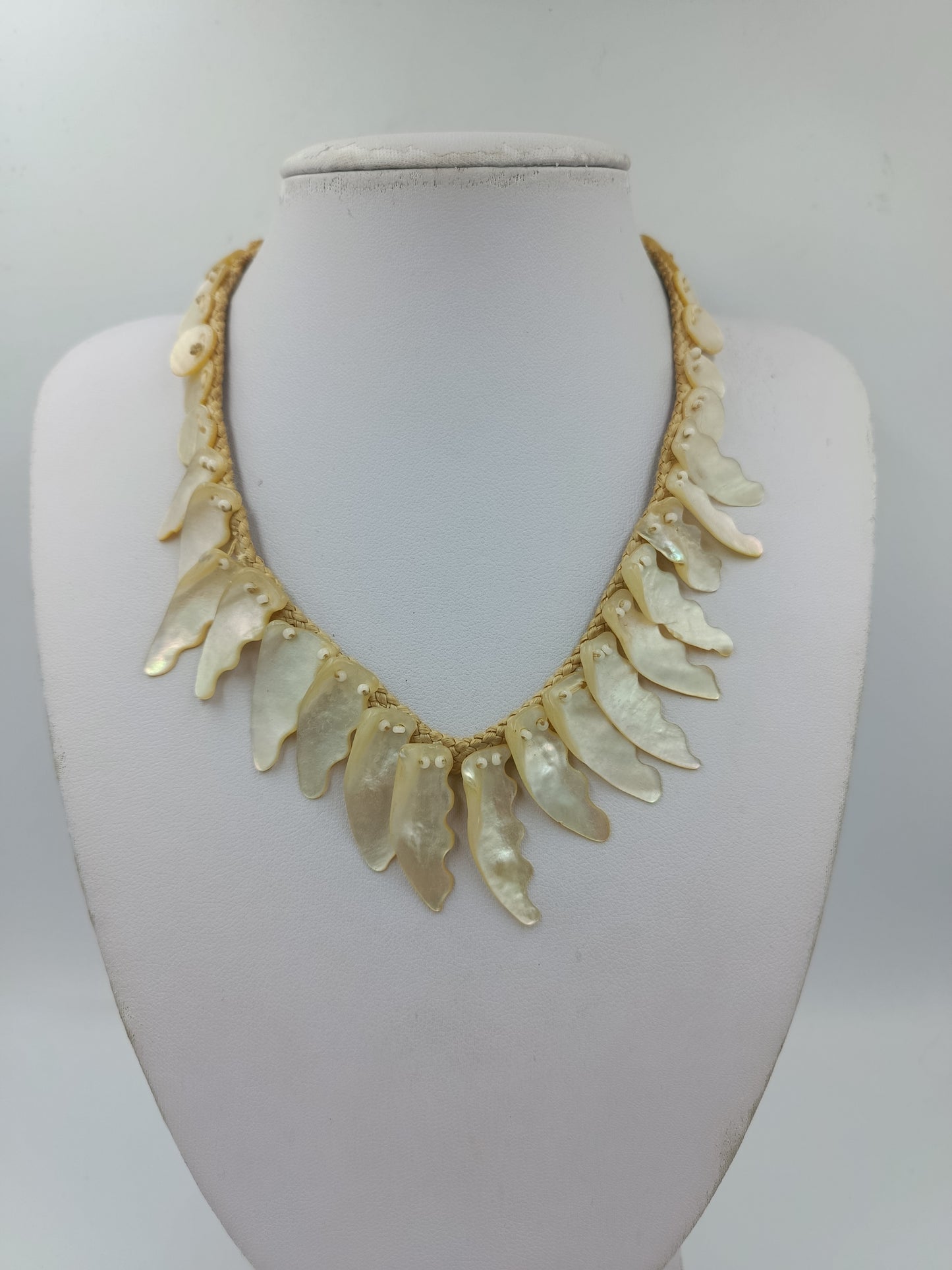 Boho Statement Kette mit Perlmutt-Elementen – Naturlook Vintage