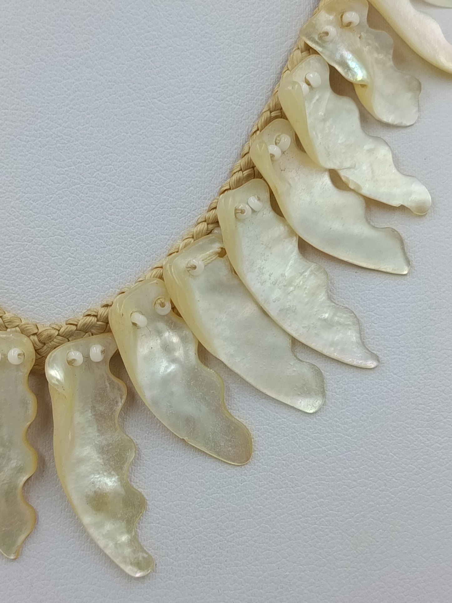 Boho Statement Kette mit Perlmutt-Elementen – Naturlook Vintage