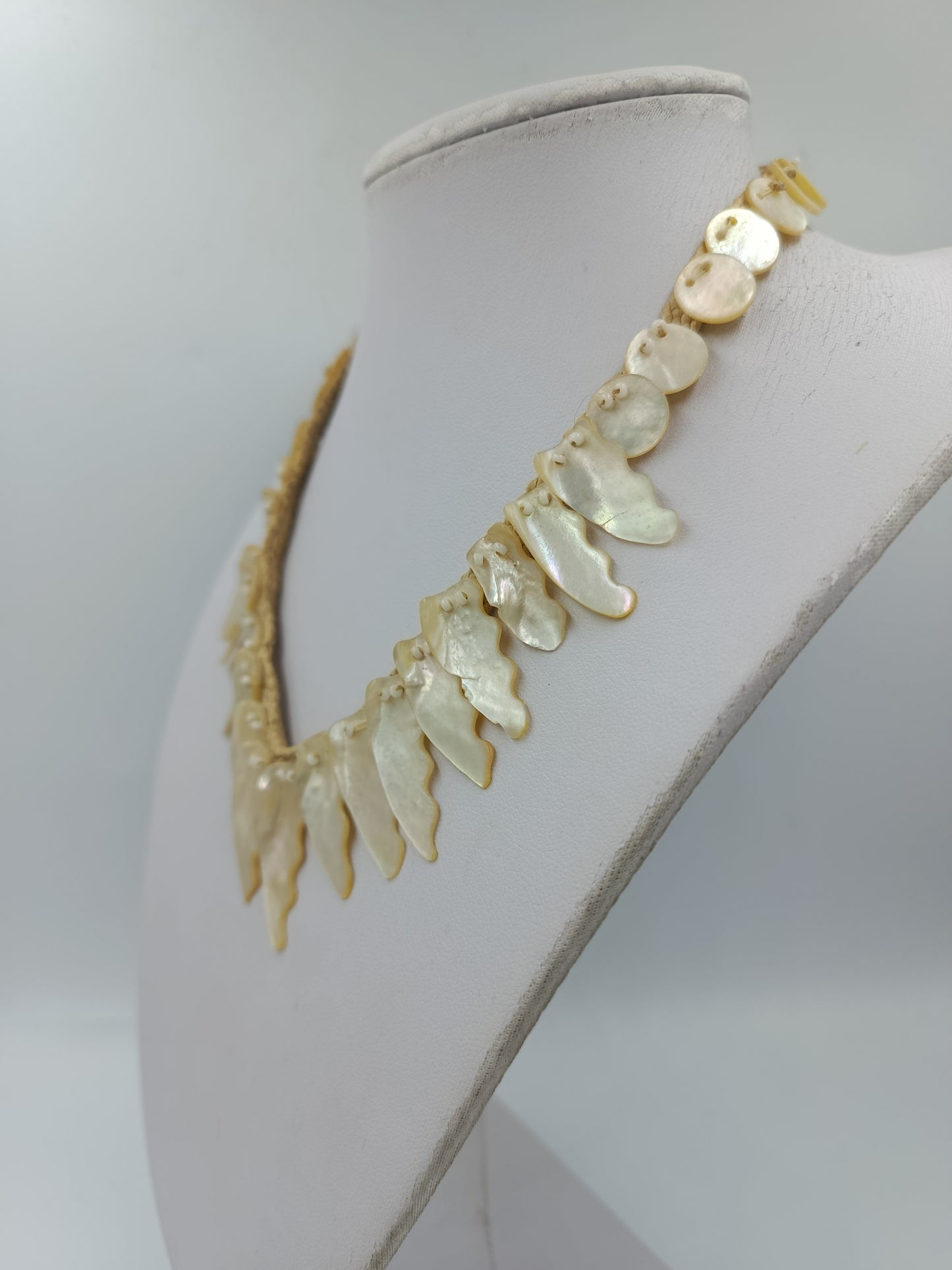 Boho Statement Kette mit Perlmutt-Elementen – Naturlook Vintage