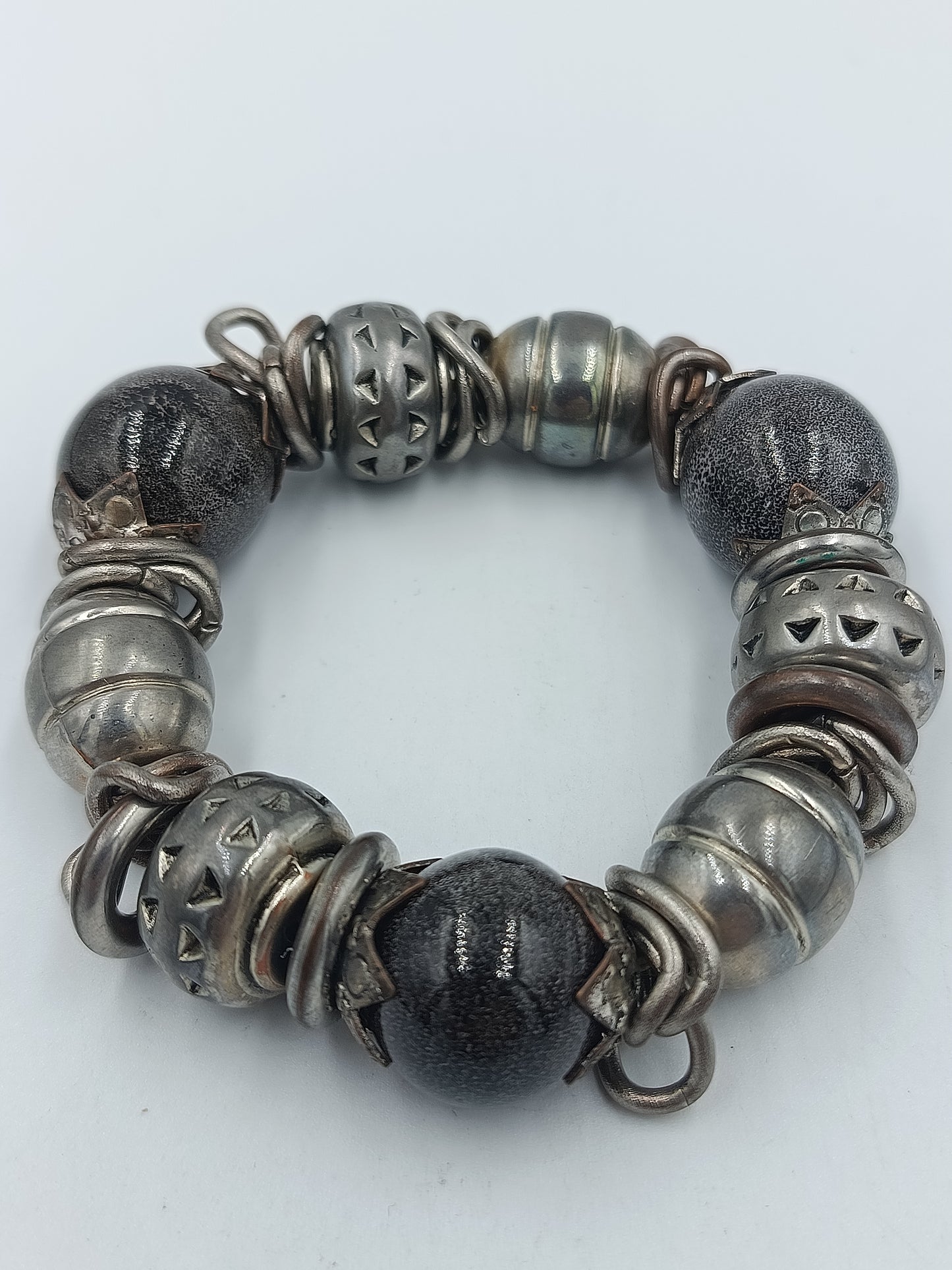 Massives Vintage Armband elastisch – silberfarbene Statement Beads