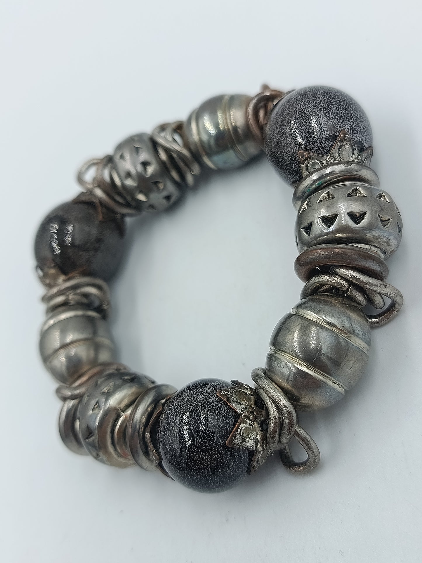 Massives Vintage Armband elastisch – silberfarbene Statement Beads