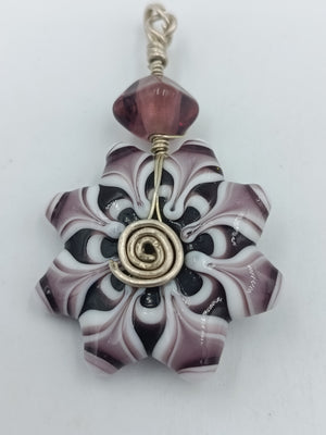 Handgefertigter Glas Anhänger – Lampwork Blüte in Lila Weiß mit Silberdraht
