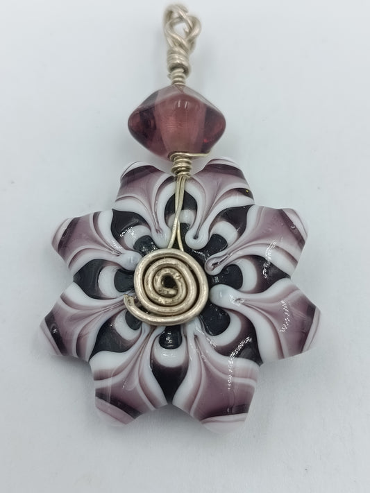 Handgefertigter Glas Anhänger – Lampwork Blüte in Lila Weiß mit Silberdraht