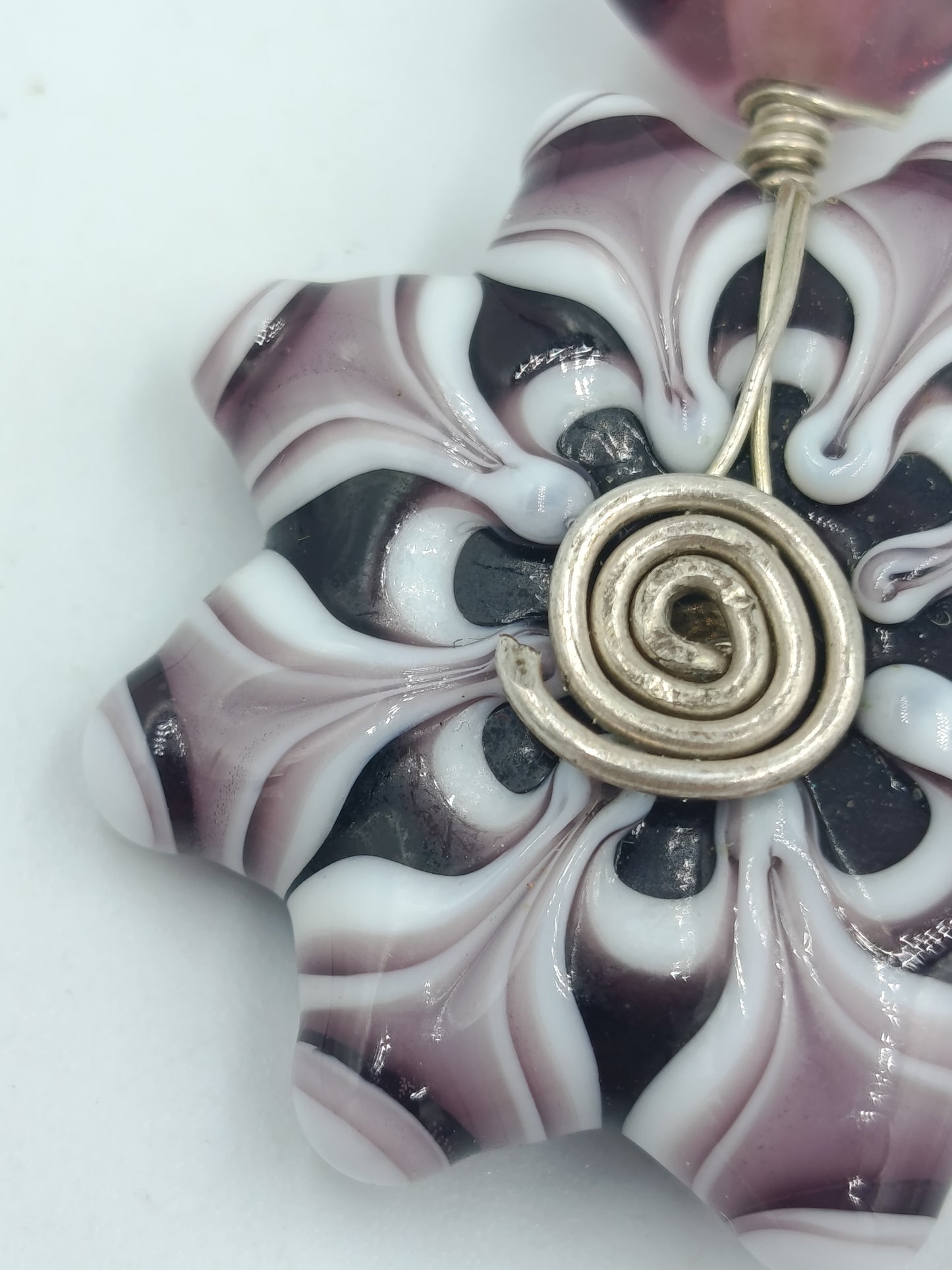 Handgefertigter Glas Anhänger – Lampwork Blüte in Lila Weiß mit Silberdraht