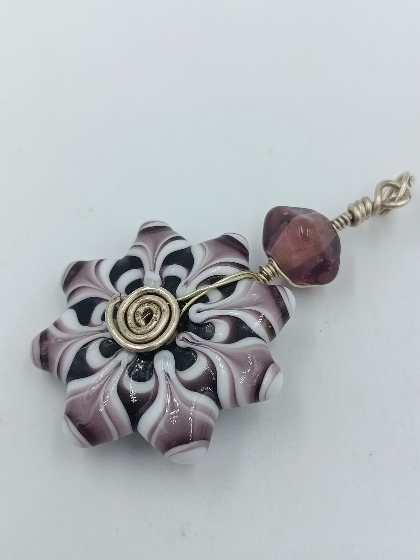 Handgefertigter Glas Anhänger – Lampwork Blüte in Lila Weiß mit Silberdraht