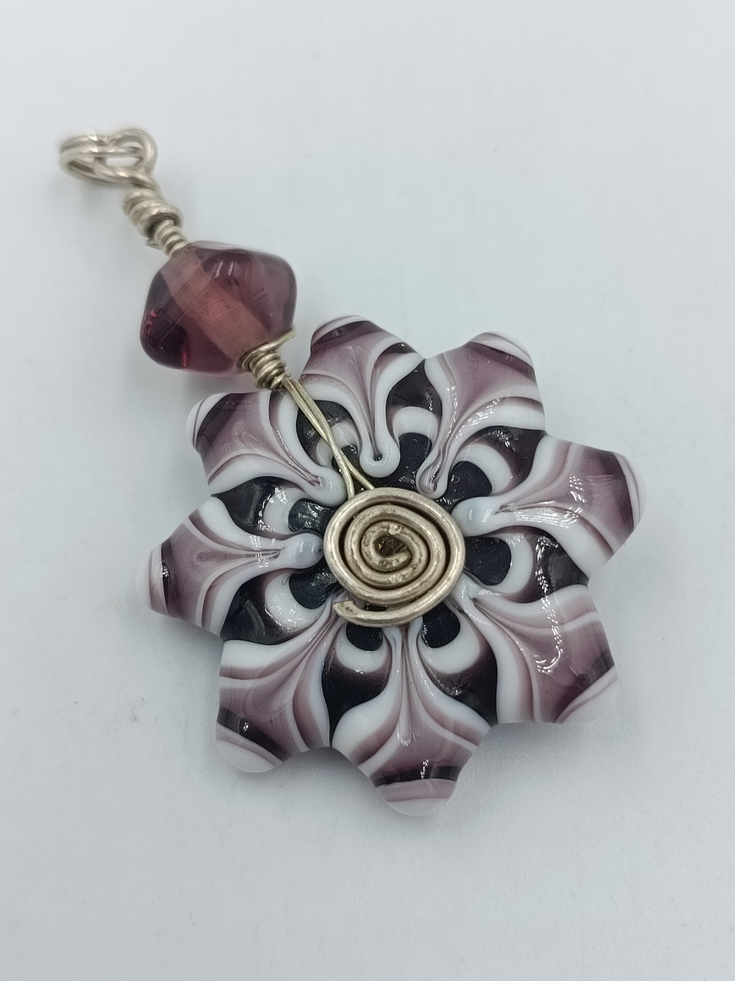 Handgefertigter Glas Anhänger – Lampwork Blüte in Lila Weiß mit Silberdraht