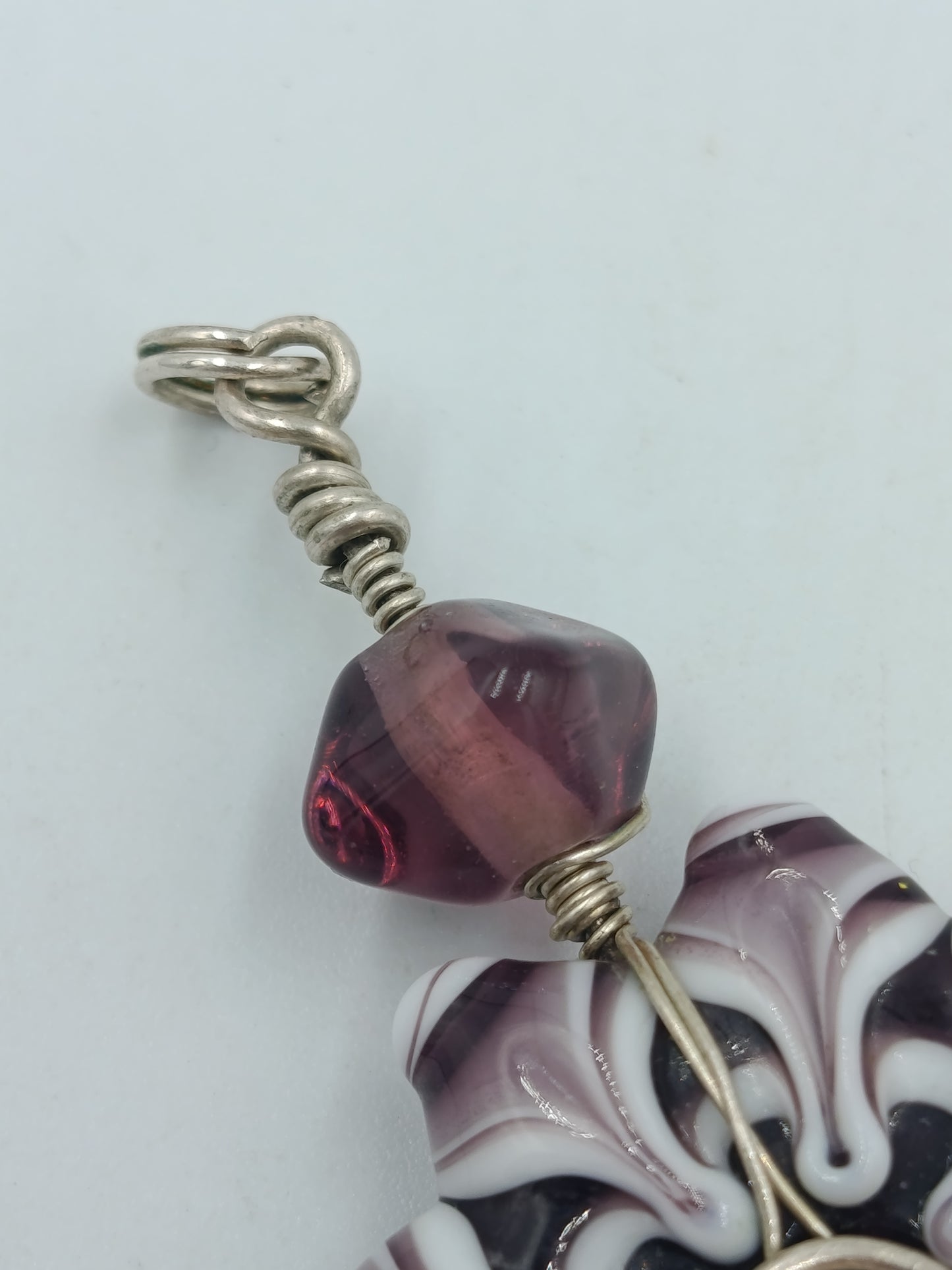 Handgefertigter Glas Anhänger – Lampwork Blüte in Lila Weiß mit Silberdraht