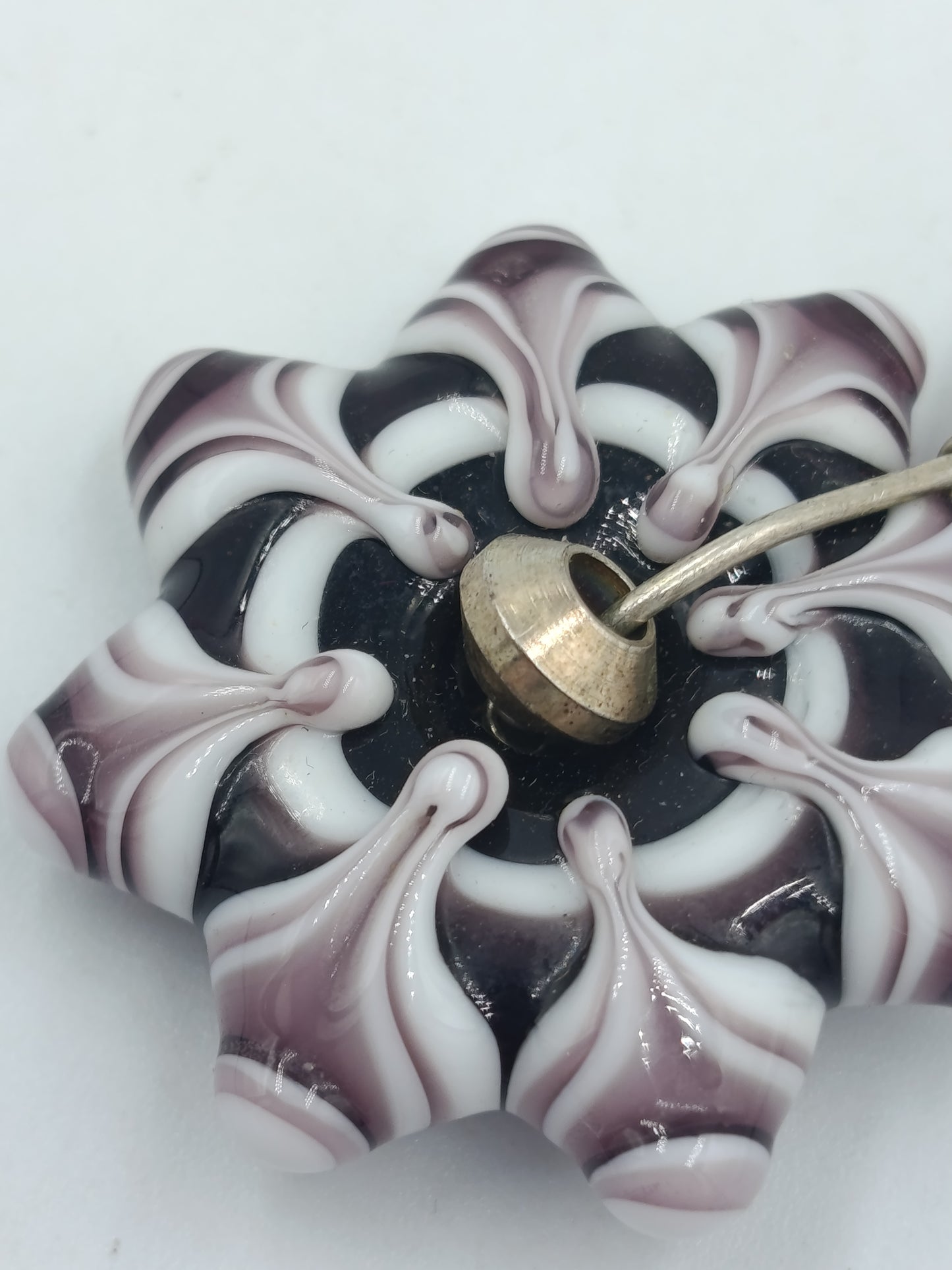 Handgefertigter Glas Anhänger – Lampwork Blüte in Lila Weiß mit Silberdraht