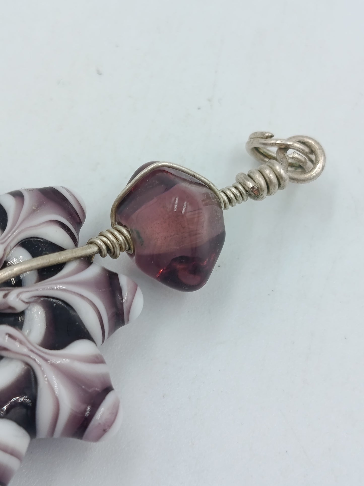 Handgefertigter Glas Anhänger – Lampwork Blüte in Lila Weiß mit Silberdraht