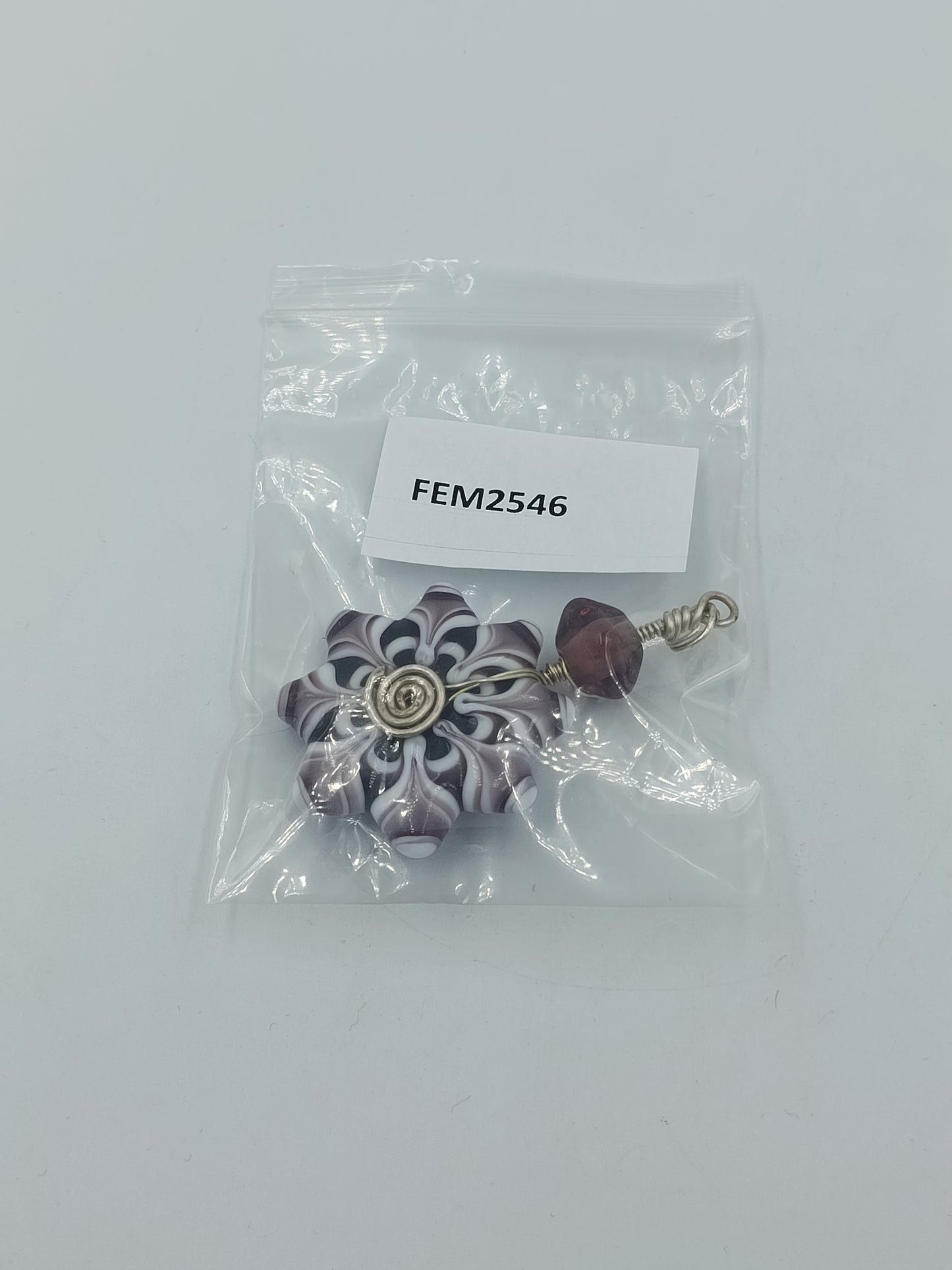 Handgefertigter Glas Anhänger – Lampwork Blüte in Lila Weiß mit Silberdraht