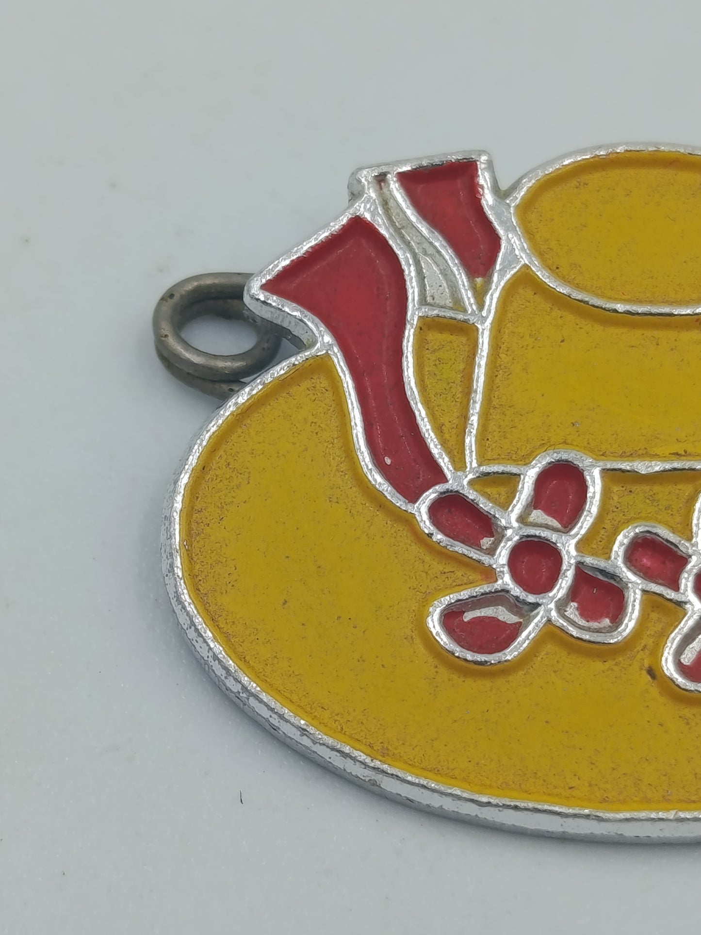 Vintage Brosche Hut mit Blumen – Emaille Anstecknadel Gelb Rot Retro