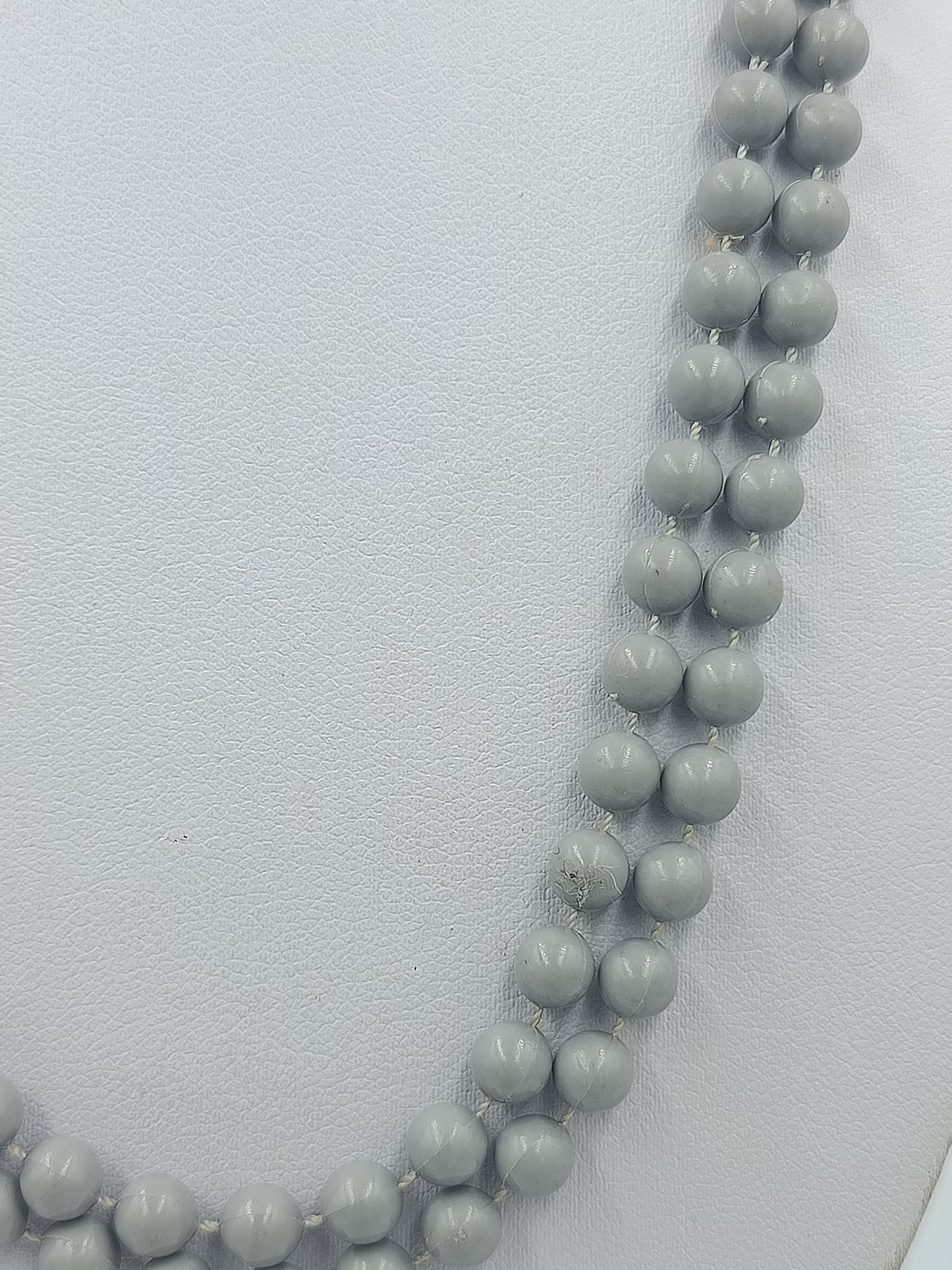 &nbsp;Vintage Perlenkette Grau – auf einander gelegt Halskette Kunststoffperlen