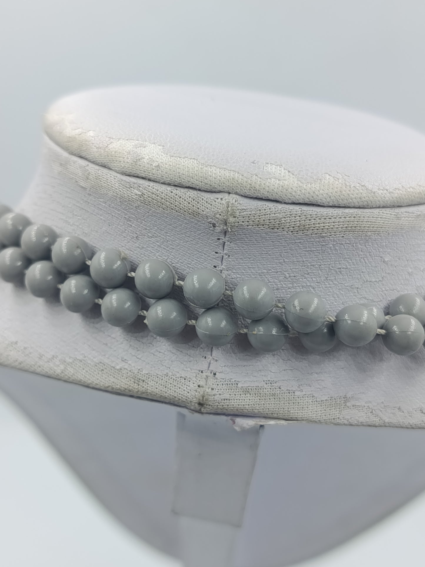 &nbsp;Vintage Perlenkette Grau – auf einander gelegt Halskette Kunststoffperlen