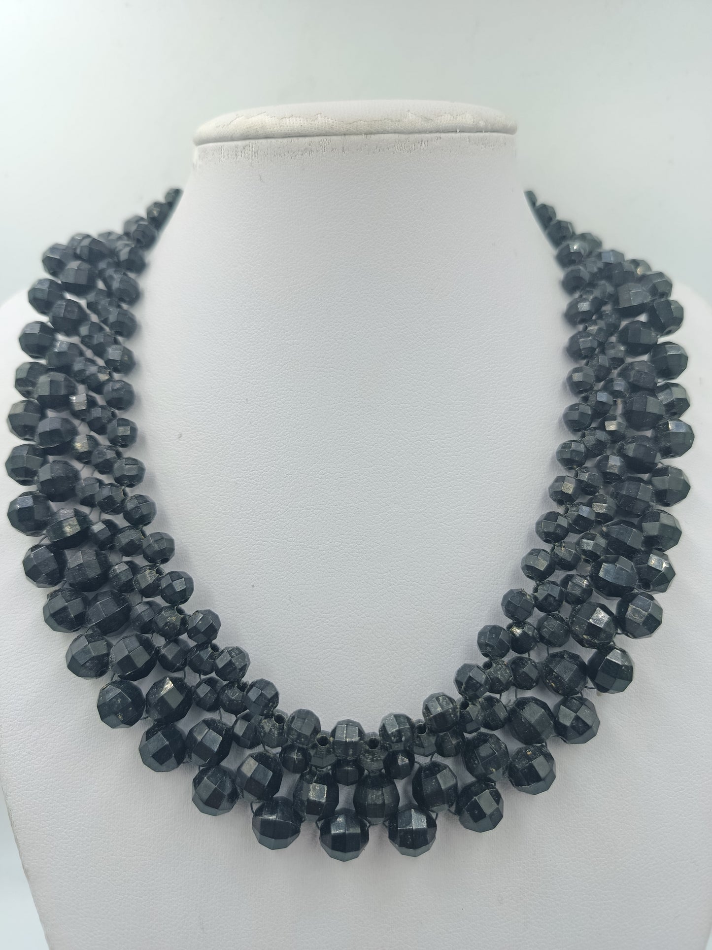 Vintage Statement Kette Schwarz – Facettierte Perlen mit Zierschließe