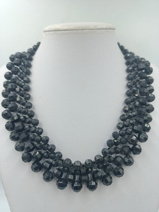 Vintage Statement Kette Schwarz – Facettierte Perlen mit Zierschließe