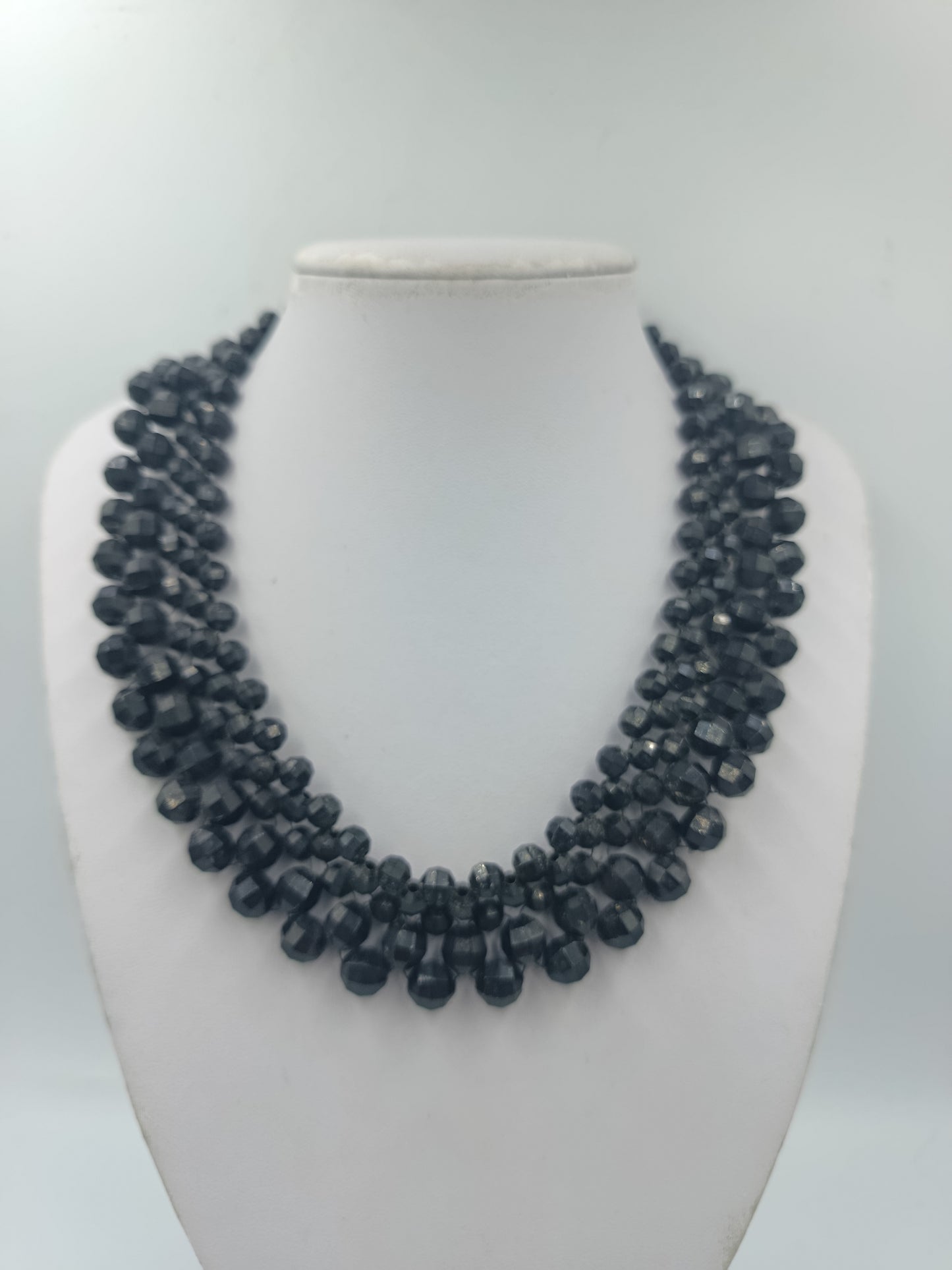 Vintage Statement Kette Schwarz – Facettierte Perlen mit Zierschließe