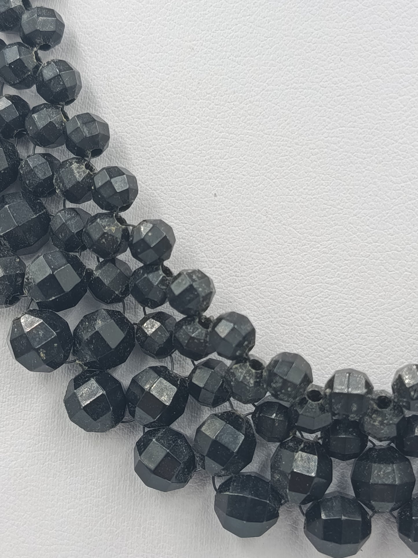 Vintage Statement Kette Schwarz – Facettierte Perlen mit Zierschließe