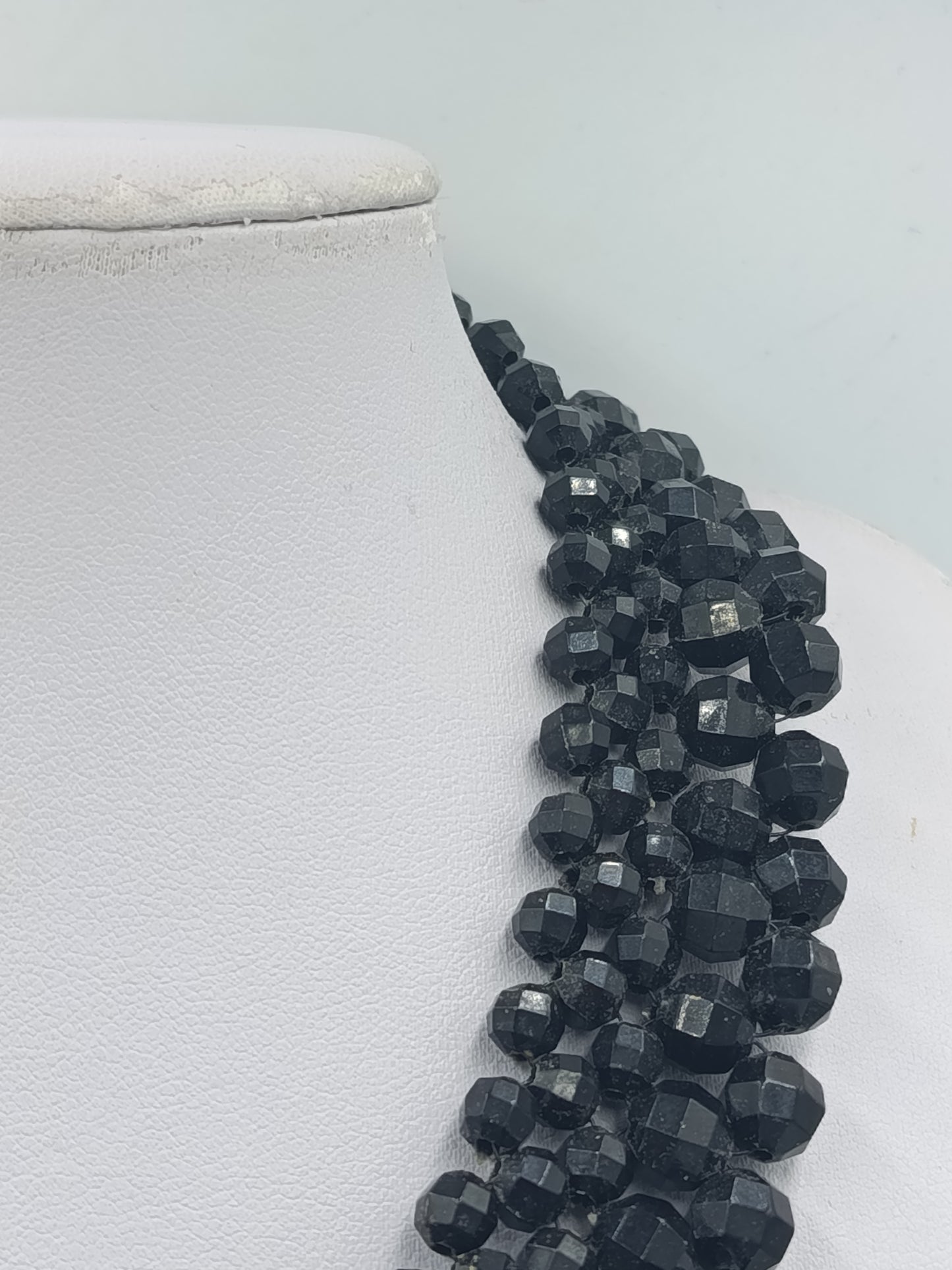 Vintage Statement Kette Schwarz – Facettierte Perlen mit Zierschließe