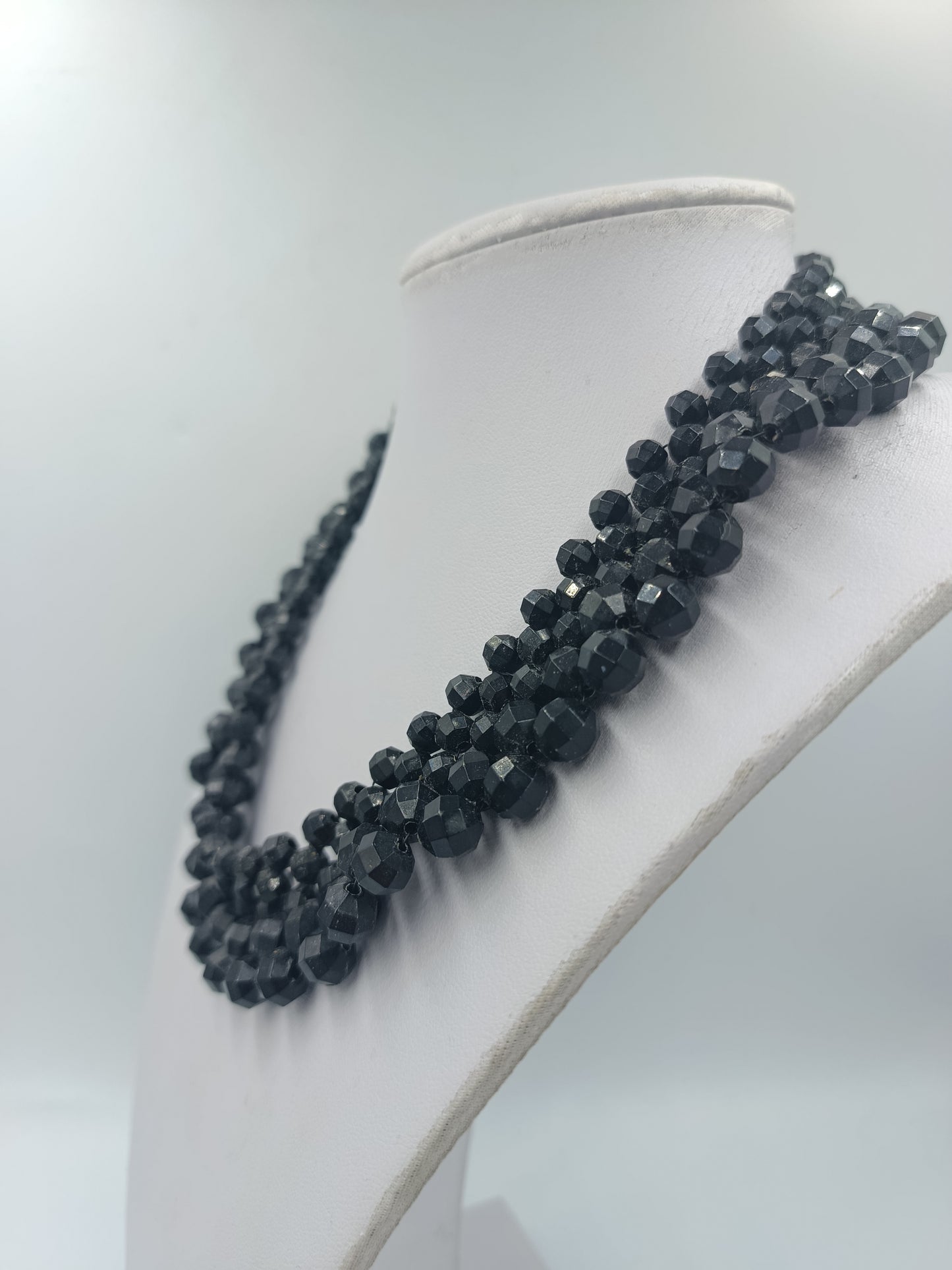 Vintage Statement Kette Schwarz – Facettierte Perlen mit Zierschließe