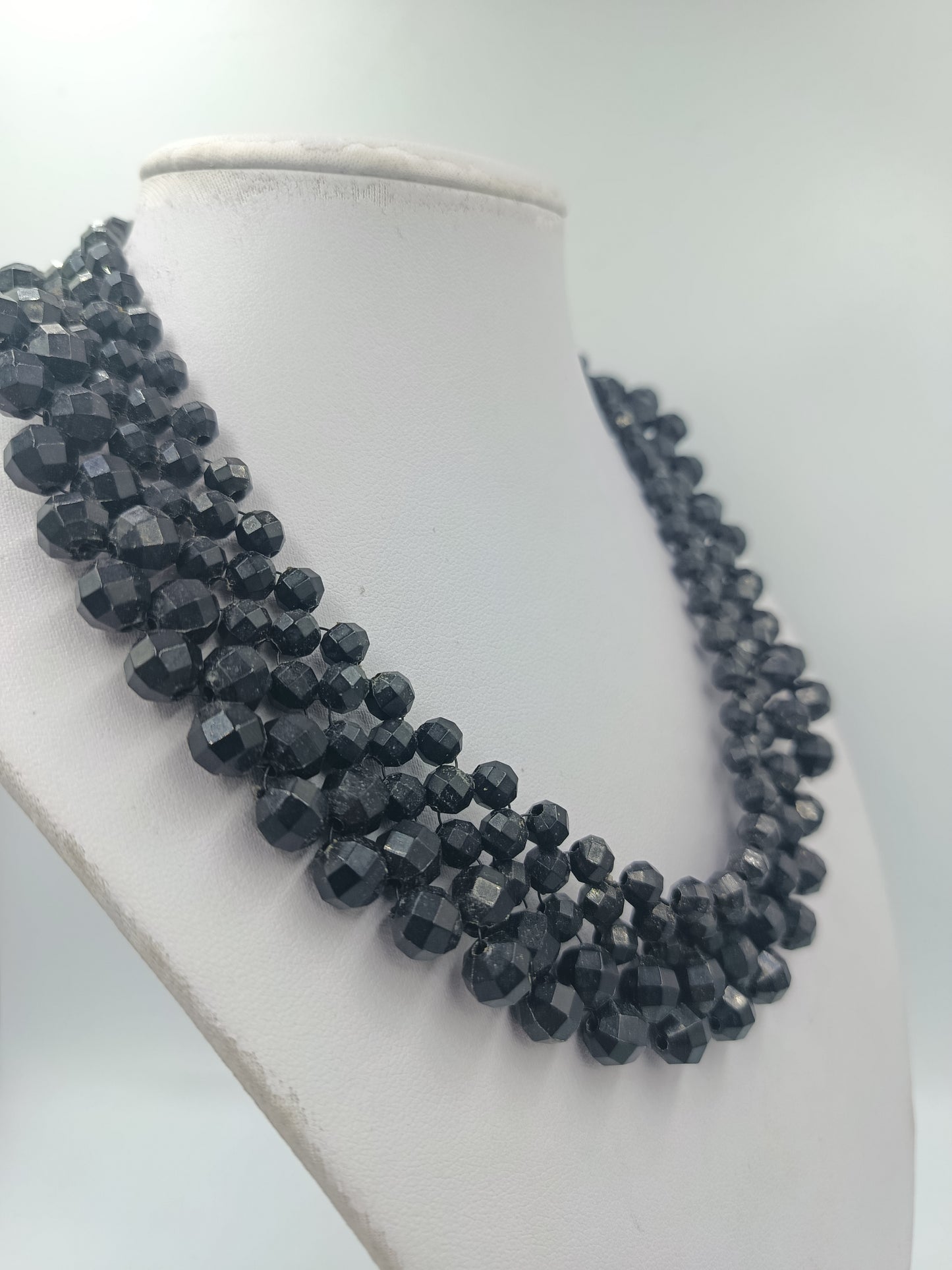 Vintage Statement Kette Schwarz – Facettierte Perlen mit Zierschließe