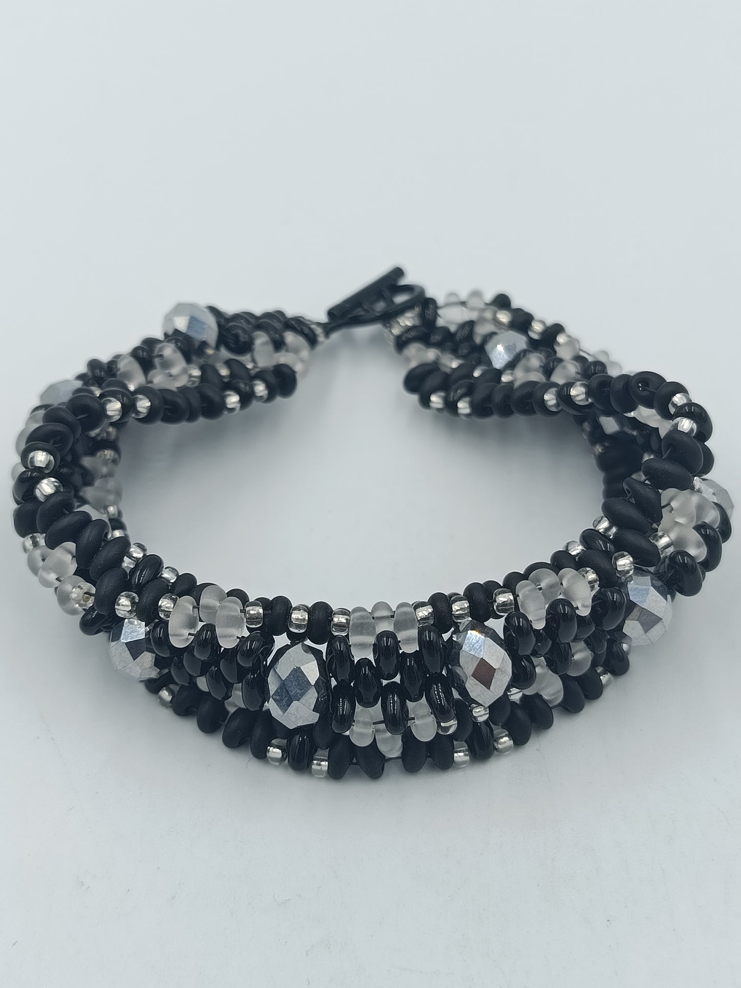 Schwarz-silbernes Perlenarmband – 20,5 cm – mehrreihig – Statement Schmuck