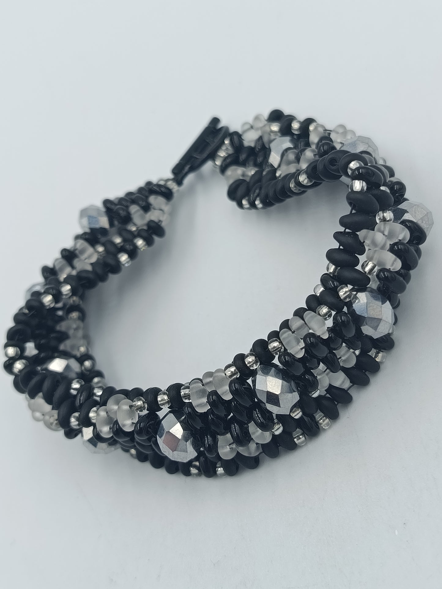Schwarz-silbernes Perlenarmband – 20,5 cm – mehrreihig – Statement Schmuck