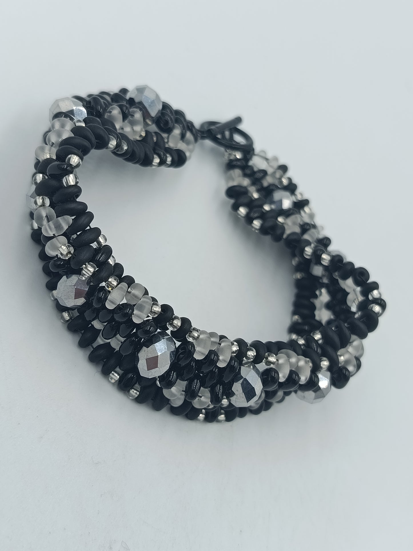 Schwarz-silbernes Perlenarmband – 20,5 cm – mehrreihig – Statement Schmuck