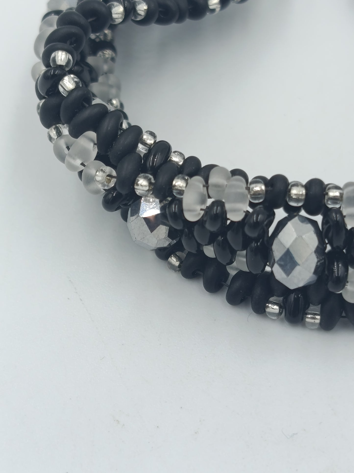 Schwarz-silbernes Perlenarmband – 20,5 cm – mehrreihig – Statement Schmuck