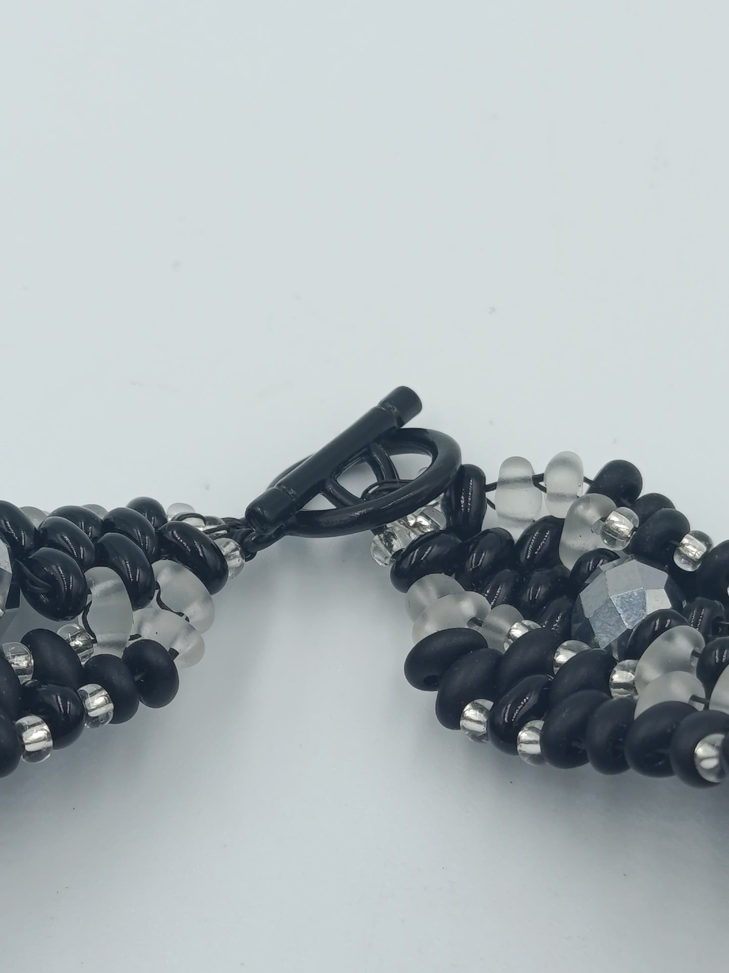 Schwarz-silbernes Perlenarmband – 20,5 cm – mehrreihig – Statement Schmuck