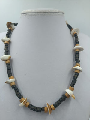 Naturinspirierte Perlenkette mit Holz und Muschel – 43 cm – Ethno Boho Stil