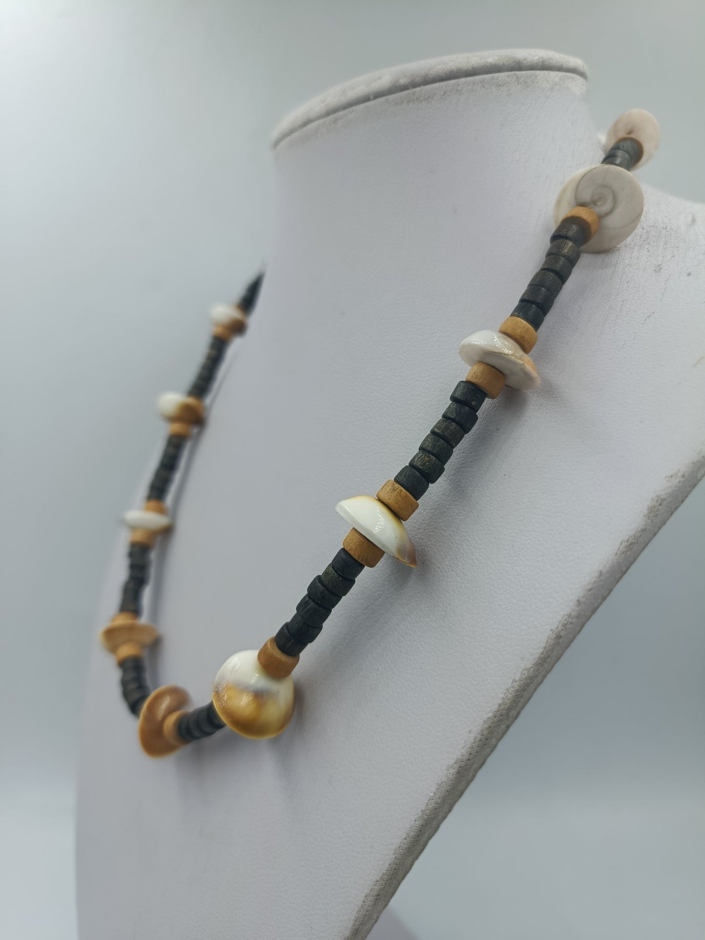 Naturinspirierte Perlenkette mit Holz und Muschel – 43 cm – Ethno Boho Stil