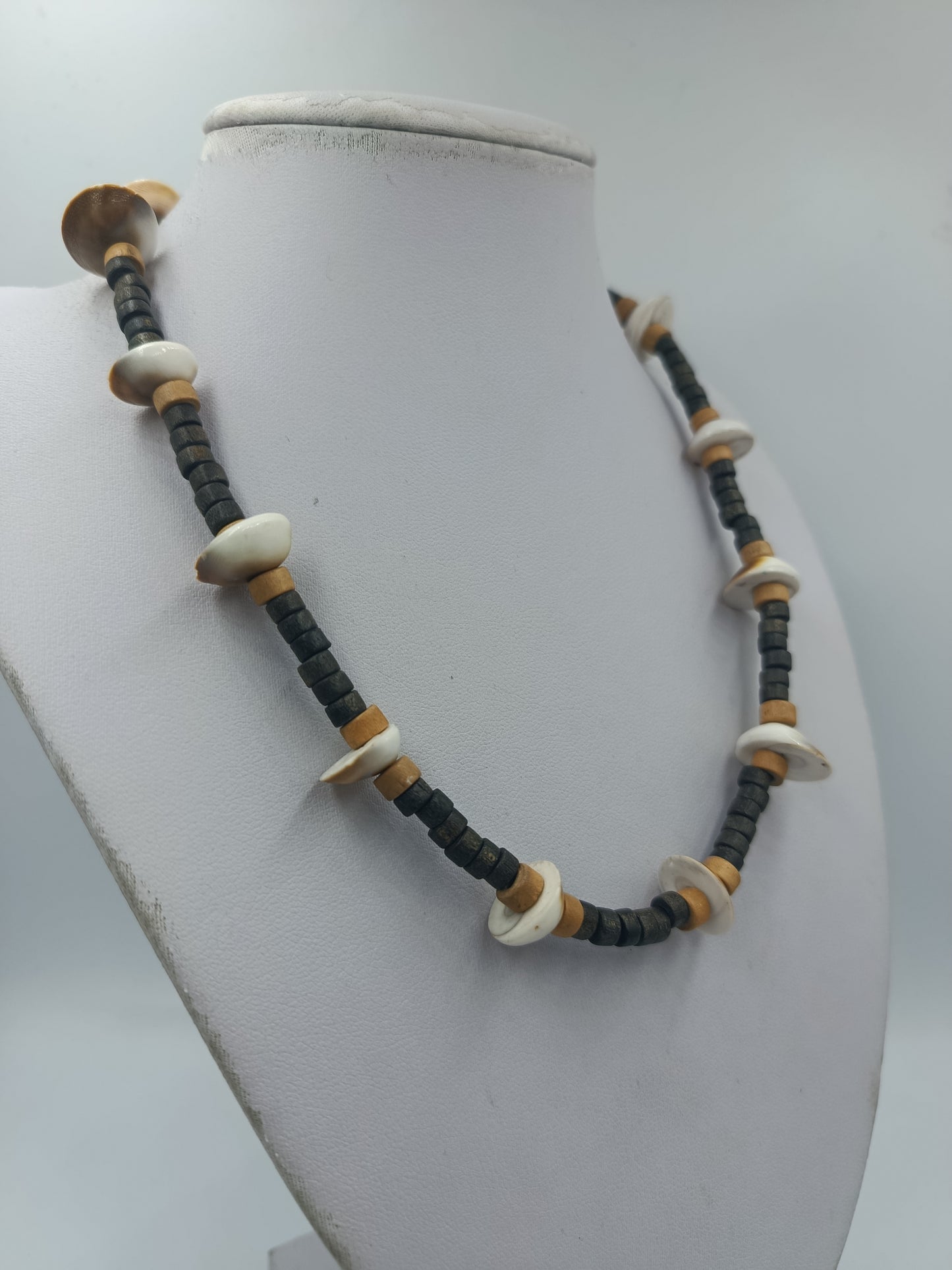 Naturinspirierte Perlenkette mit Holz und Muschel – 43 cm – Ethno Boho Stil