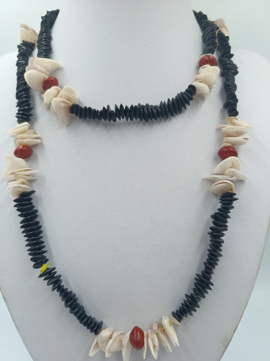 Boho Kette mit Muscheln und schwarzen Scheibenperlen