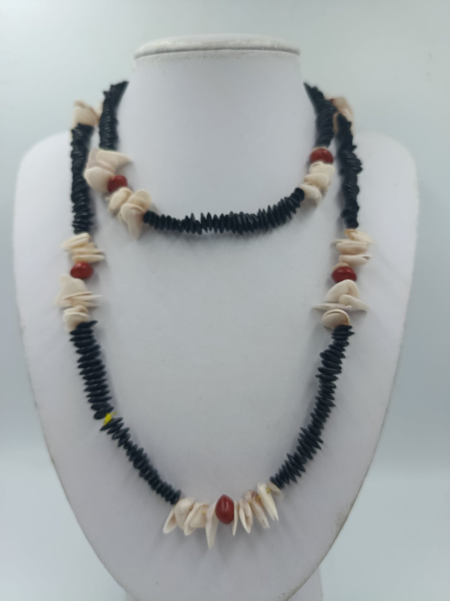 Boho Kette mit Muscheln und schwarzen Scheibenperlen