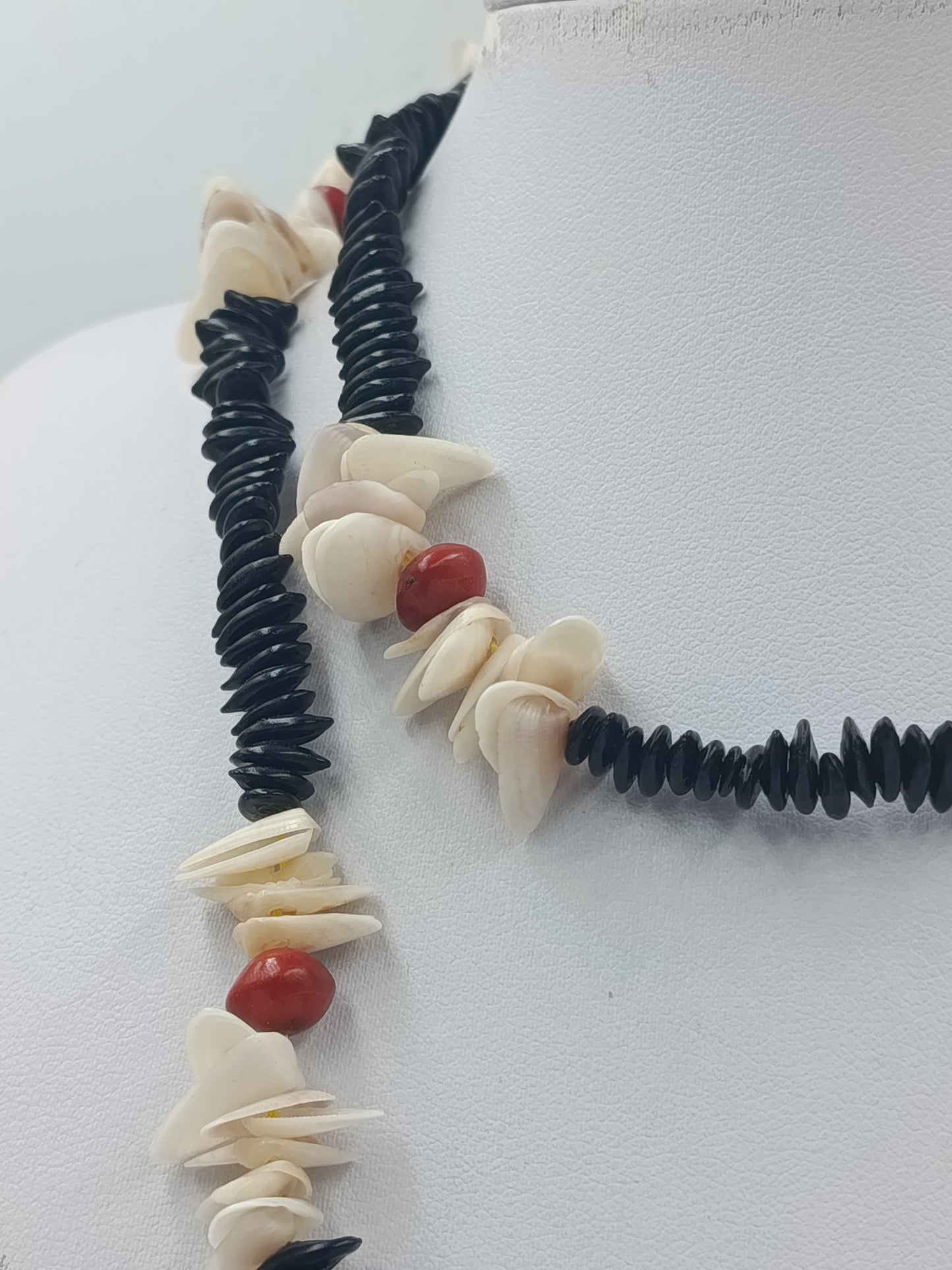 Boho Kette mit Muscheln und schwarzen Scheibenperlen