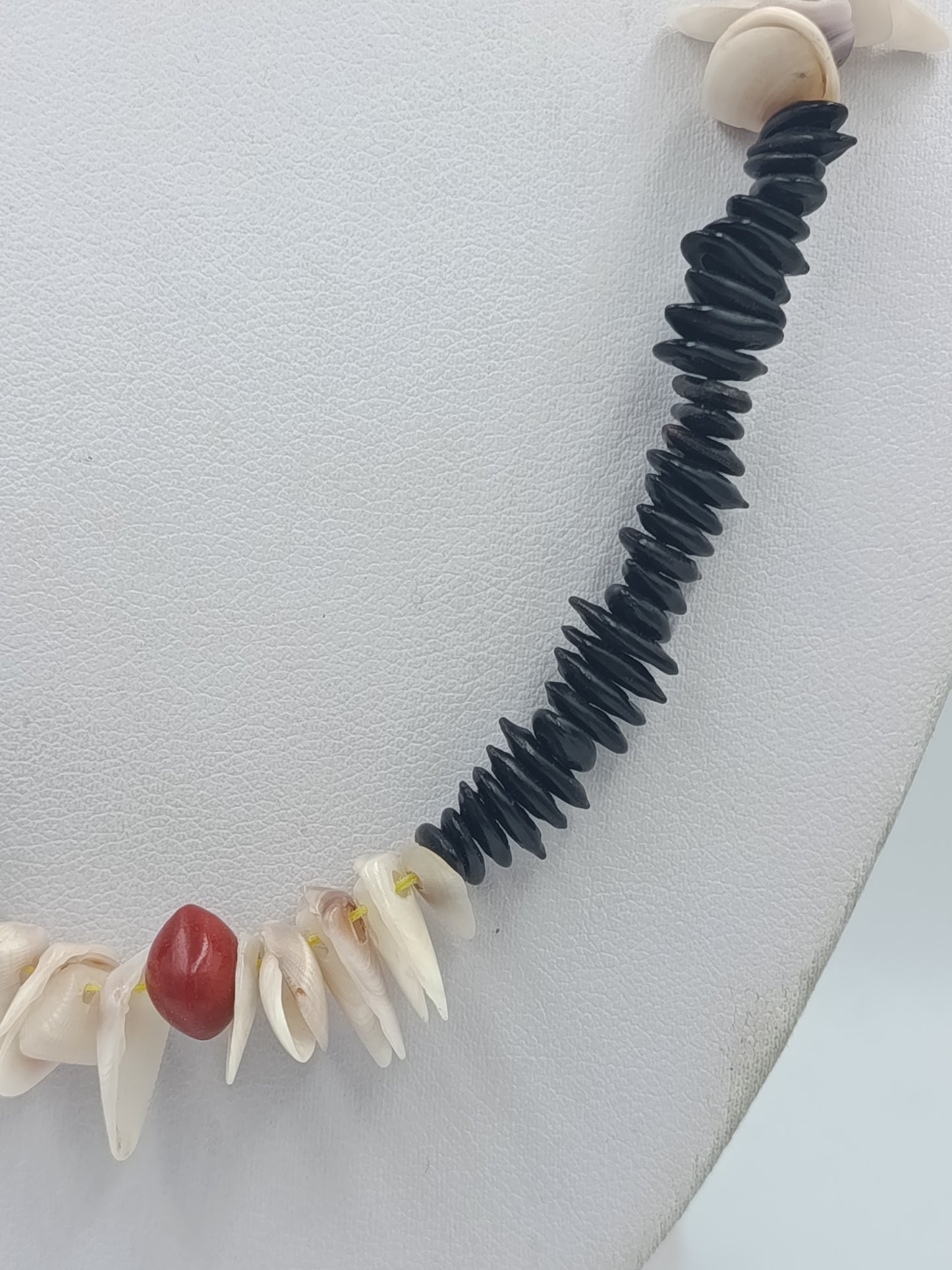 Boho Kette mit Muscheln und schwarzen Scheibenperlen