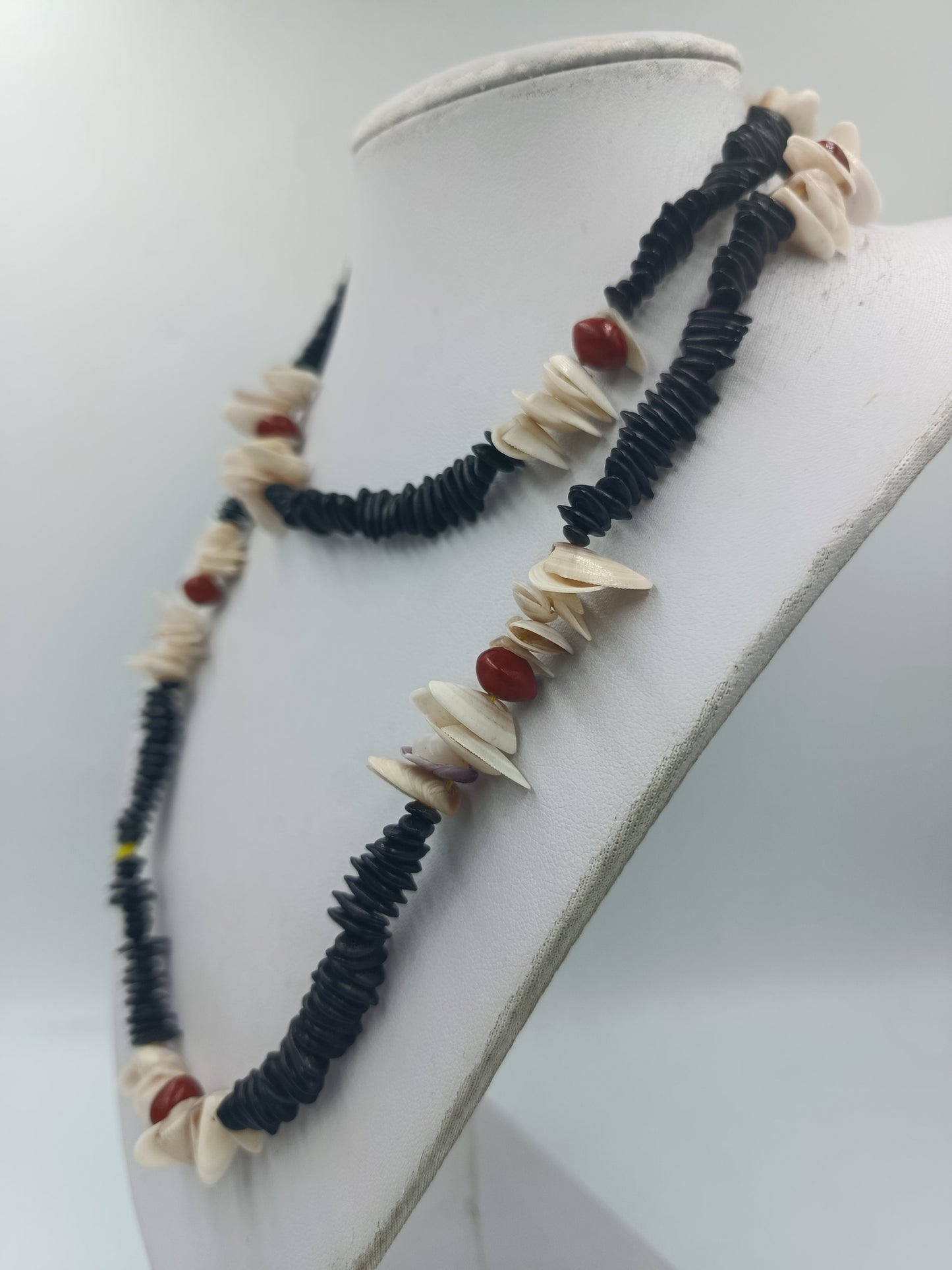 Boho Kette mit Muscheln und schwarzen Scheibenperlen
