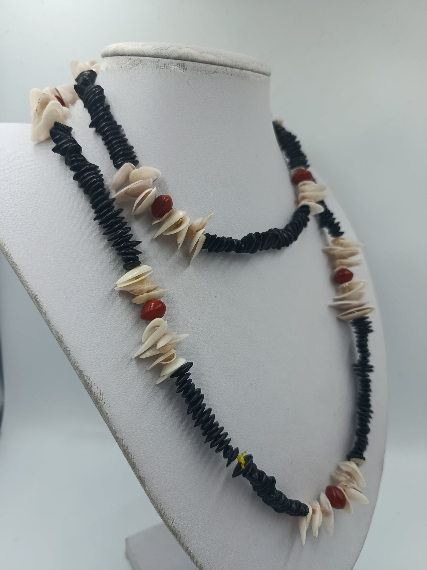 Boho Kette mit Muscheln und schwarzen Scheibenperlen