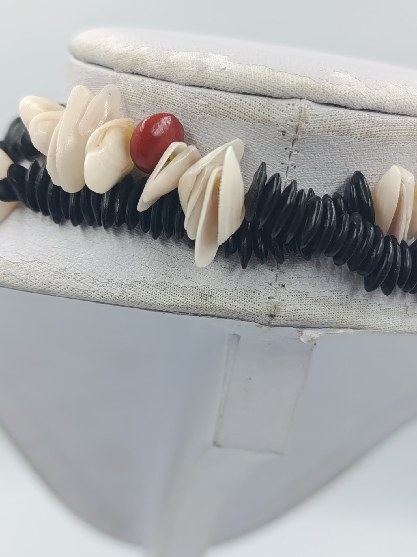Boho Kette mit Muscheln und schwarzen Scheibenperlen