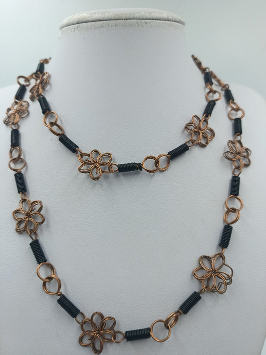 Lange Boho Kette mit Drahtblumen und Kupfer-Optik Handarbeitsstil