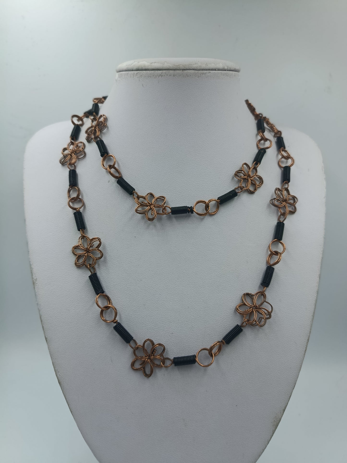 Lange Boho Kette mit Drahtblumen und Kupfer-Optik Handarbeitsstil
