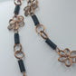 Lange Boho Kette mit Drahtblumen und Kupfer-Optik Handarbeitsstil