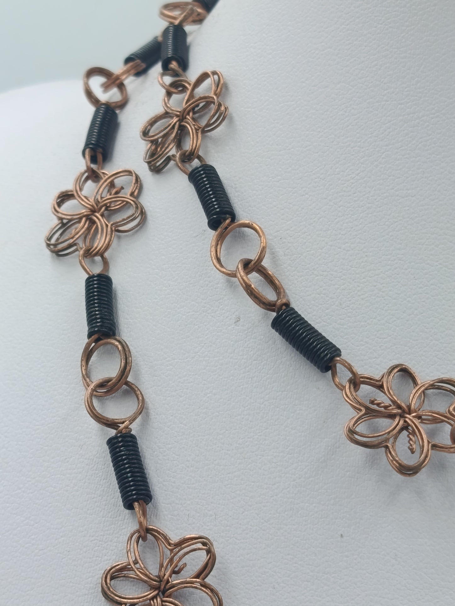 Lange Boho Kette mit Drahtblumen und Kupfer-Optik Handarbeitsstil
