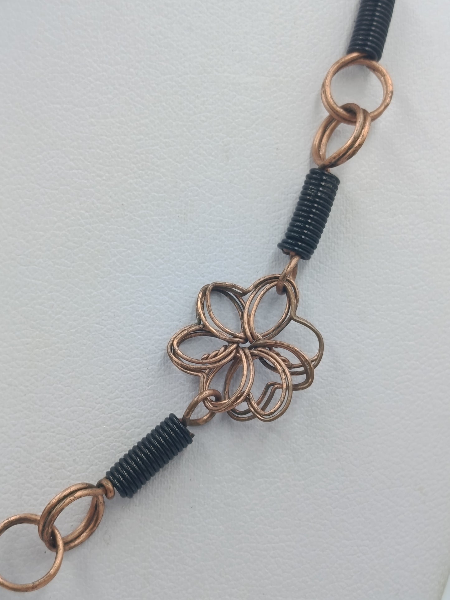 Lange Boho Kette mit Drahtblumen und Kupfer-Optik Handarbeitsstil