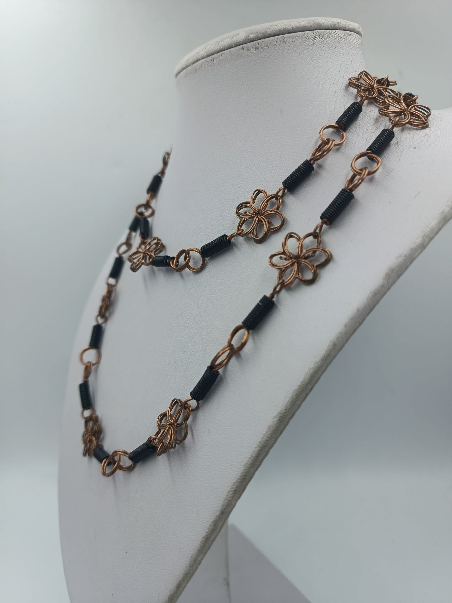 Lange Boho Kette mit Drahtblumen und Kupfer-Optik Handarbeitsstil