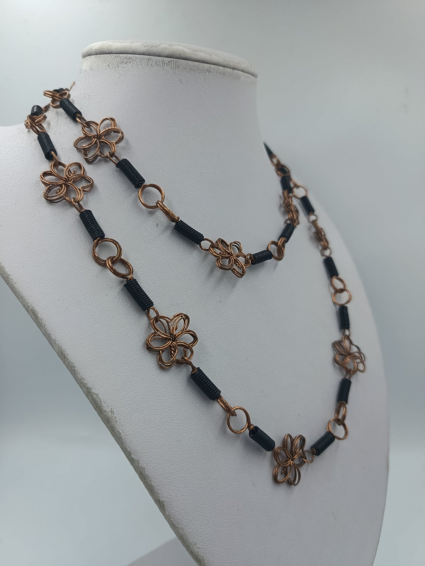 Lange Boho Kette mit Drahtblumen und Kupfer-Optik Handarbeitsstil