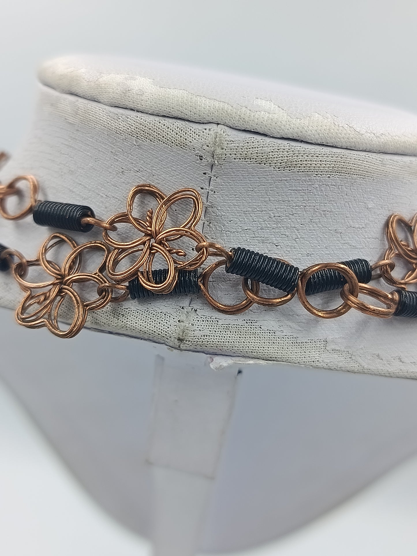 Lange Boho Kette mit Drahtblumen und Kupfer-Optik Handarbeitsstil
