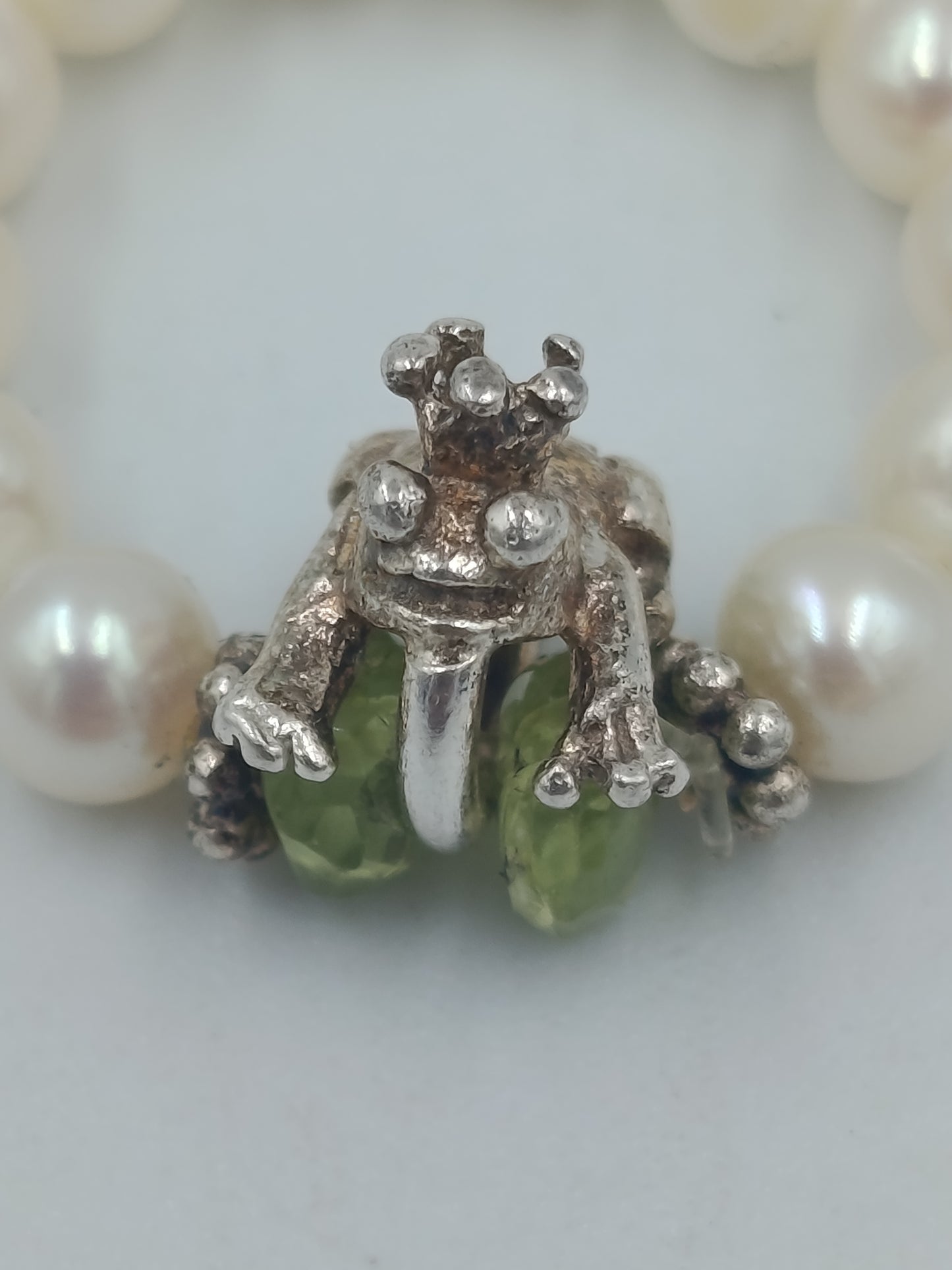 Elastischer Perlenring mit Frosch Anhänger aus 925 Silber – mit grünen Steinen